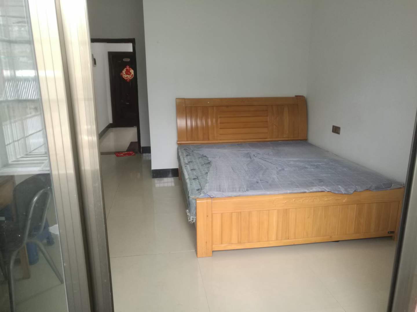 火烧床私人楼里面的单身公寓，40平，朝南，4楼，500元/月