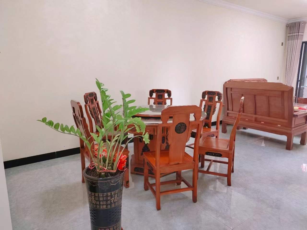 乾坤国际城4楼，89.9平大三房，卖价格48.8万