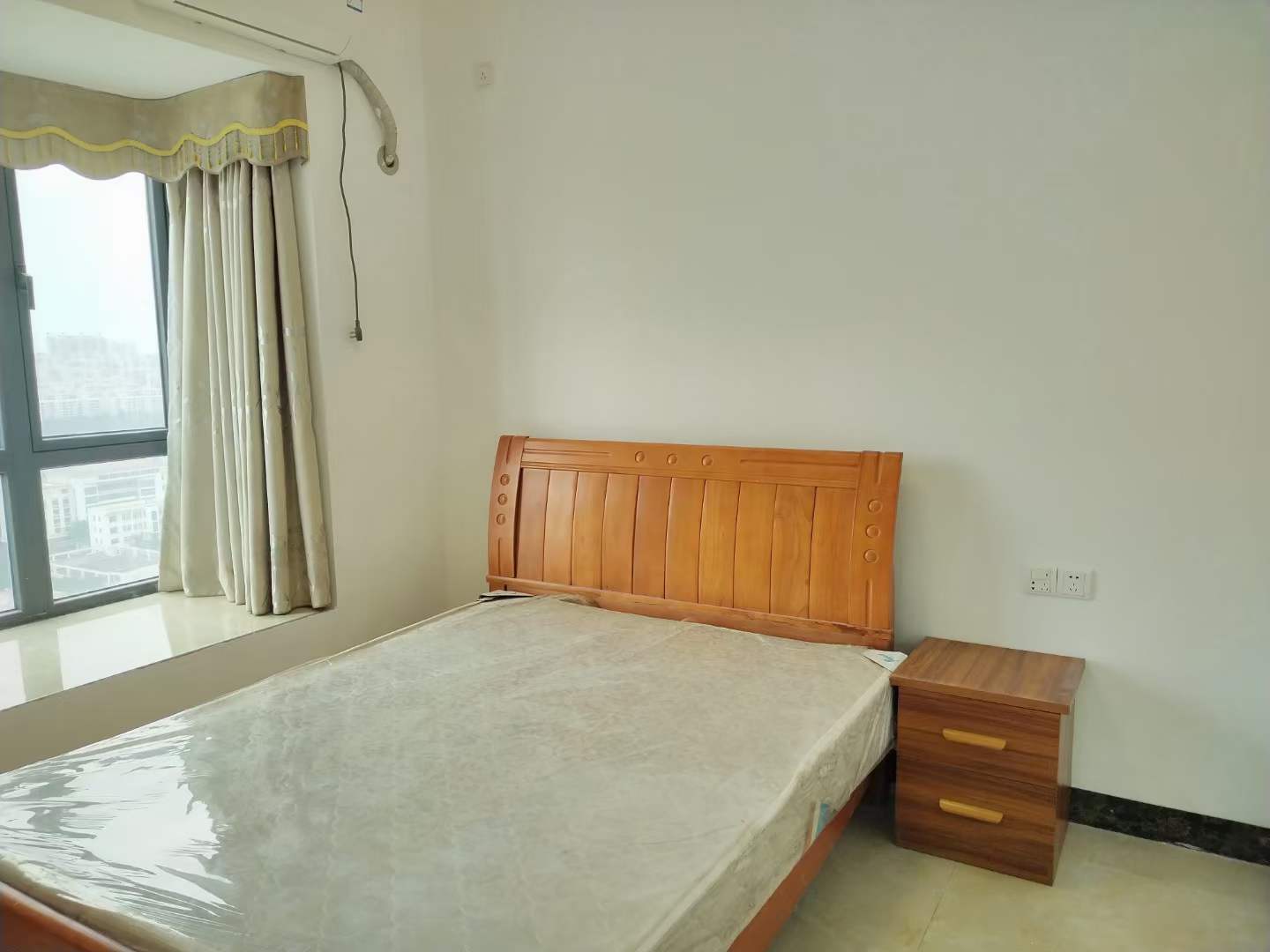 世纪城三房两厅全新精装，面积92.45平米，一口价53.8万