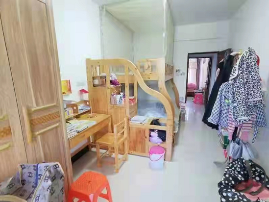 新大润发商圈 步梯三楼96平大两房，仅售33万