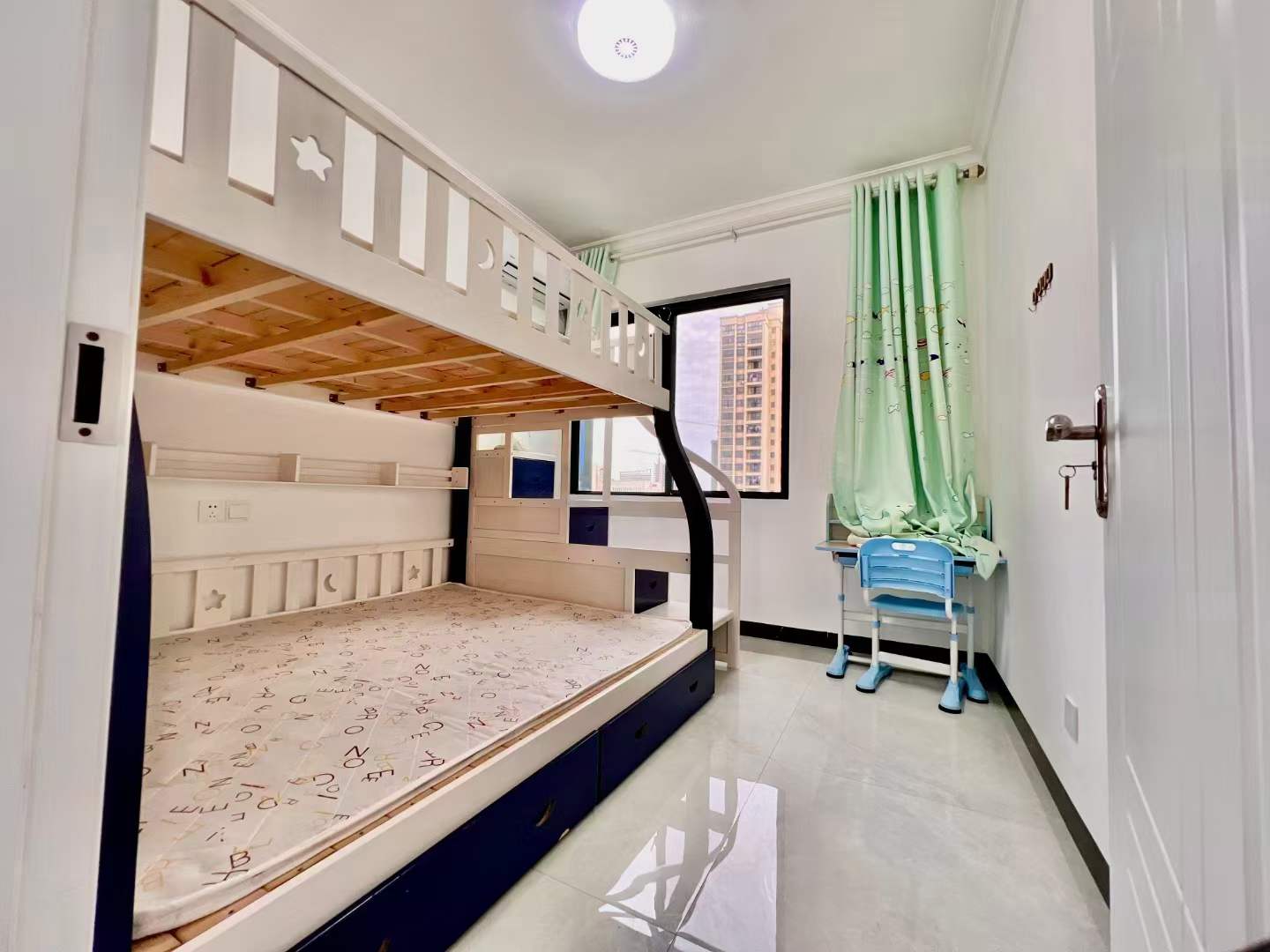 海纳百川，电梯中层，实用面积139平，3房2厅2卫 ！65.8万